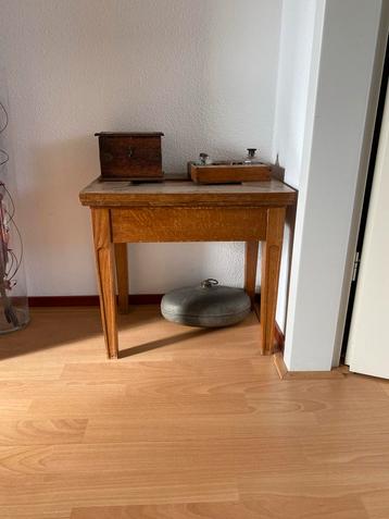 Antiek tafeltje met spulletjes beschikbaar voor biedingen