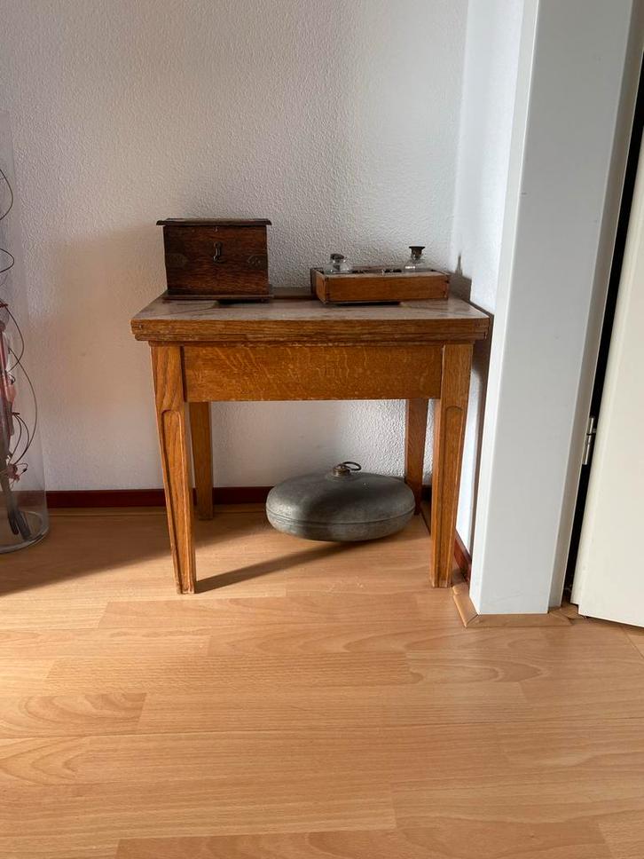Antiek tafeltje met spulletjes, Antiek en Kunst, Antiek | Meubels | Tafels, Ophalen
