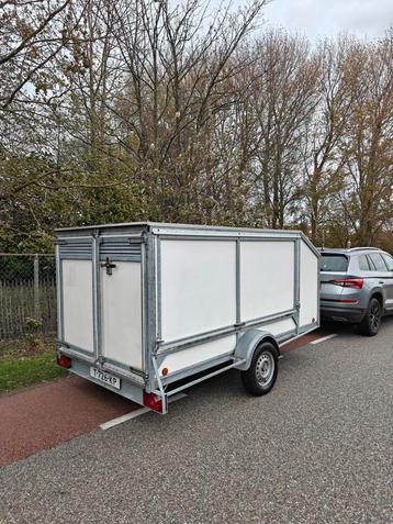 Gesloten aanhanger ongeremd  beschikbaar voor biedingen
