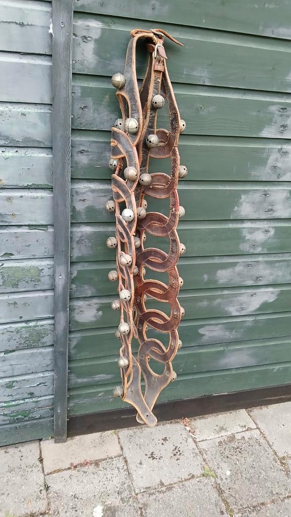 Antieke leren bellenband schellenriem voor arrenslee, Antiek en Kunst, Antiek | Overige Antiek, Ophalen of Verzenden