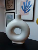 Wit rond vaasje, Wit, Aardewerk of Porselein, Ophalen of Verzenden, Zo goed als nieuw