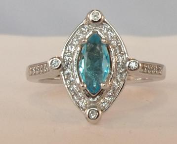 Zilveren ring met blauwe en witte Topazen beschikbaar voor biedingen