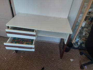 Bureau met 2 lade + stoel te koop beschikbaar voor biedingen