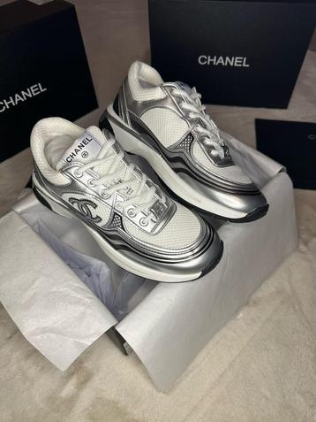 Chanel runner zilver wit grijs 36 tm 41 nieuw voorraad! beschikbaar voor biedingen