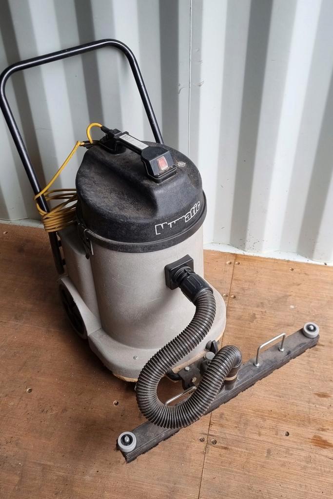 Numatic NED900 industriële stofzuiger, Doe-het-zelf en Verbouw, Reinigingsmachines, Gebruikt, Ophalen