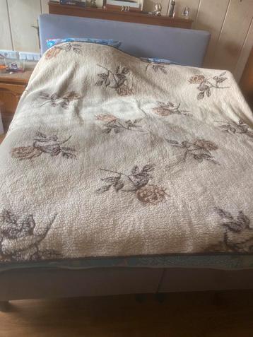 Echt wollen deken van iets meer dan 2.40 x 2.00 beschikbaar voor biedingen