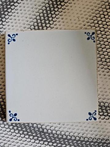 Blanco antieke tegel met ossekopjes – Mosa Holland beschikbaar voor biedingen
