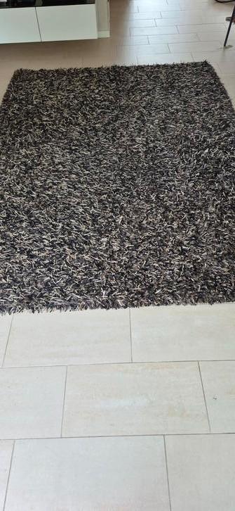 Hoogpolig tapijt. 2x 3 m beschikbaar voor biedingen