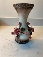 Italiaanse vaas met 3-D bloemen., Ophalen of Verzenden, Overige kleuren, Aardewerk of Porselein, Minder dan 50 cm
