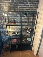 Mat zwarte stalen kast met glazen legplanken izgst., Huis en Inrichting, Kasten | Wandmeubels, Ophalen, Met plank(en), Zo goed als nieuw