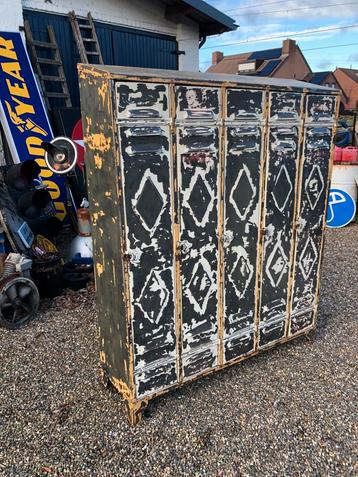 Stoere oude Franse lockerkast Belgische bierbrouwerij beschikbaar voor biedingen