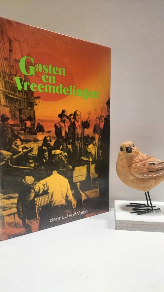 Valen, L.J. Van; Gasten en vreemdelingen, Boeken, Godsdienst en Theologie, Gelezen, Christendom | Protestants, Ophalen of Verzenden
