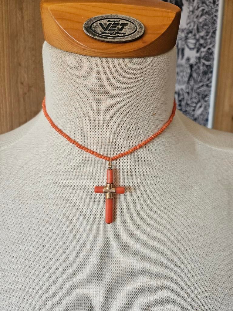 Ketting bloed bloekoraal en goud kruis, Sieraden, Tassen en Uiterlijk, Kettingen, Ophalen of Verzenden, Goud, Goud