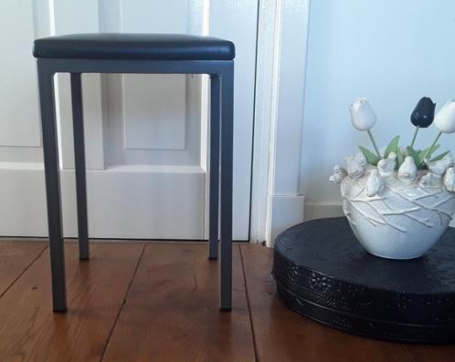 Vintage - retro kruk met zitting van skai-leer, Huis en Inrichting, Krukjes, Gebruikt, Ophalen of Verzenden