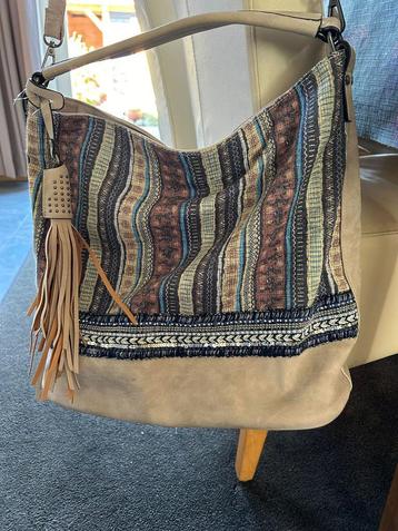 Te koop dames suede tas, afgewerkt met biezen beschikbaar voor biedingen