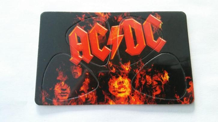 AC DC AC/DC Angus Young gitaarplectrums picks muziek kaart, Verzamelen, Muziek, Artiesten en Beroemdheden, Zo goed als nieuw, Foto of Kaart