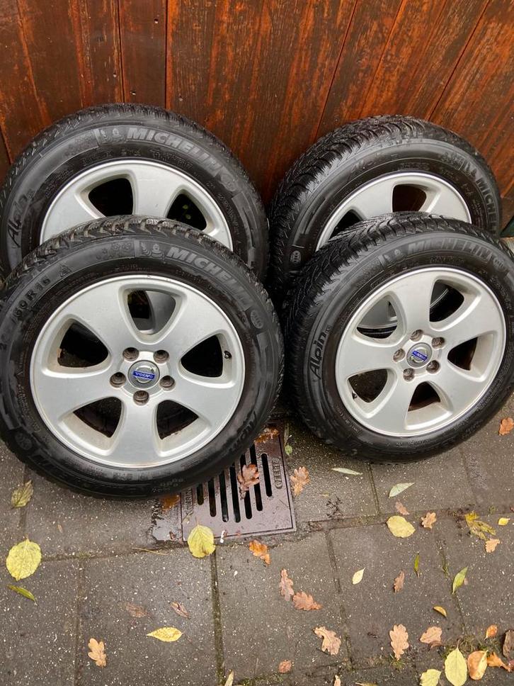 Velgen 16 inch volvo v70 met winterbanden, Auto-onderdelen, Banden en Velgen, Banden en Velgen, Winterbanden, 16 inch, 205 mm
