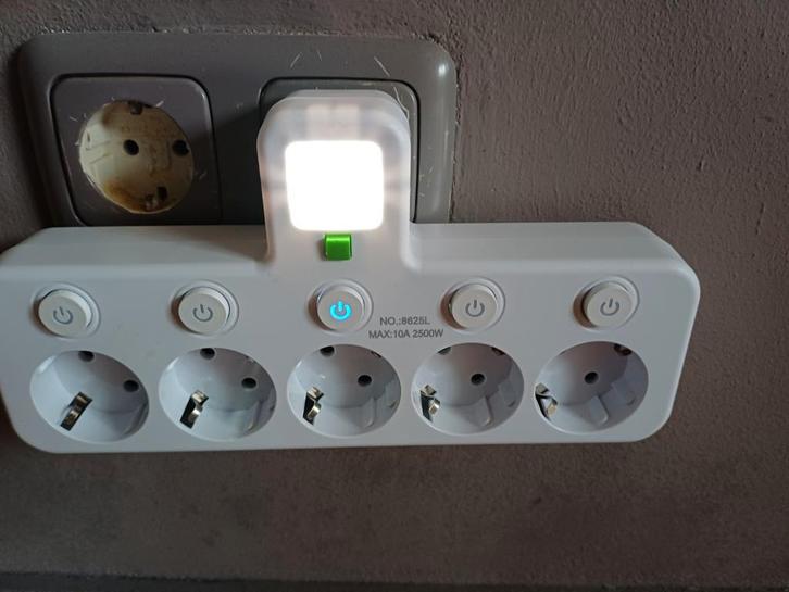 Stekkerdoos met 5 stopcontacten/nachtlampje, Doe-het-zelf en Verbouw, Elektra en Kabels, Nieuw, Stekker, Ophalen