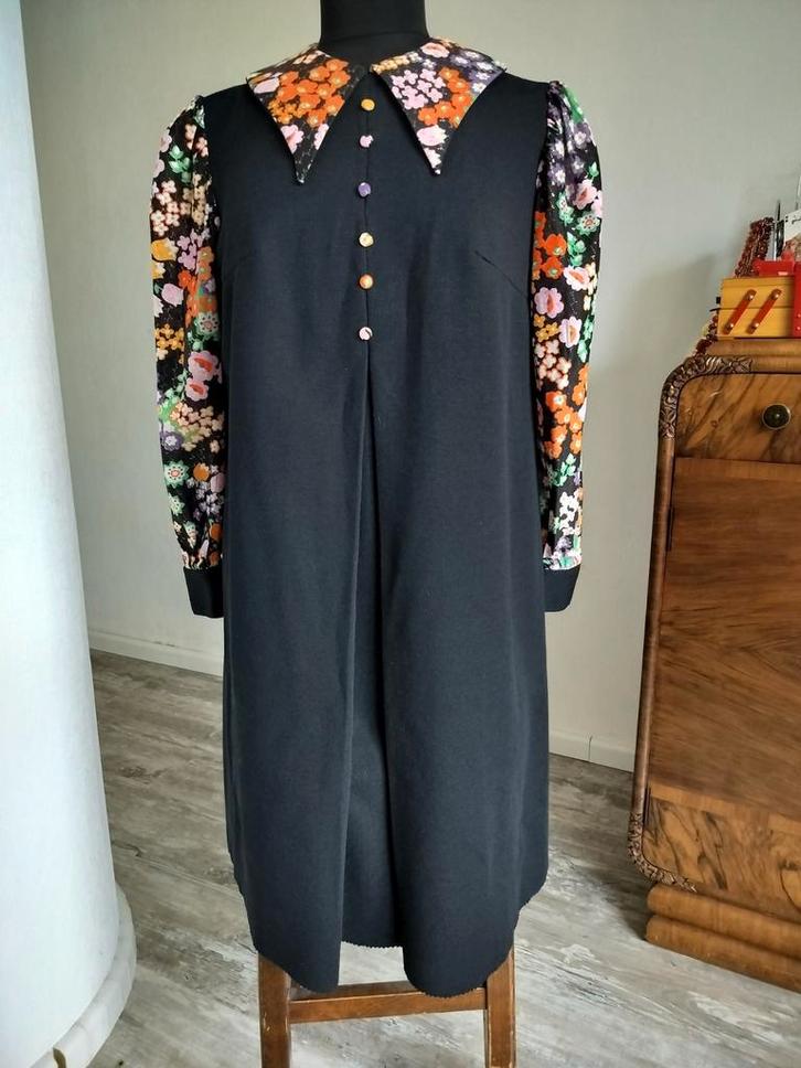 Vintage jurk met punt kraag, Kleding | Dames, Jurken, Zo goed als nieuw, Zwart, Knielengte, Ophalen of Verzenden