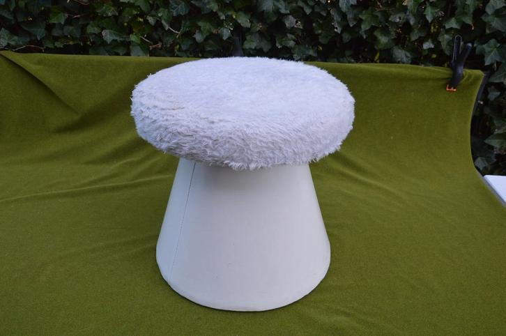 Vintage witte skai-leer mushroom poef met pluche stof beklee, Huis en Inrichting, Banken | Voetenbanken en Poefen, Gebruikt, Minder dan 50 cm