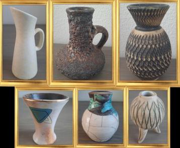 6 kleine verschillende vaasjes beschikbaar voor biedingen