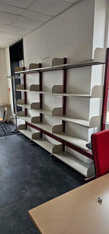 Grote Wandstelling/Boekenkast beschikbaar voor biedingen
