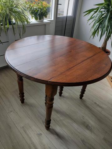 Antieke uitschuifbare eettafel made in Italy massief houten 