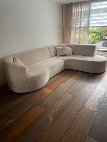 Grote organische nature look bouclé bank beschikbaar voor biedingen