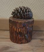 Houten tabakspot versierd met dennenappel en een kever, Verzamelen, Rookartikelen, Aanstekers en Luciferdoosjes, Vintage, Tabaksdoos of Verpakking