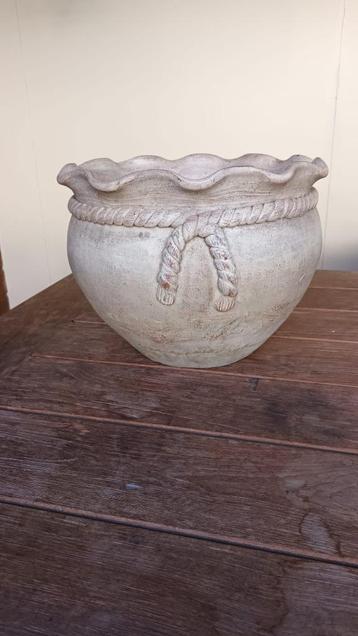 Bloempot terracotta met golfranden en touwversiering. beschikbaar voor biedingen