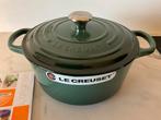 Le creuset 22 cm pan, artichaut groen, alle stickers, nieuw, Huis en Inrichting, Gietijzer, Nieuw, Ophalen of Verzenden, Keramische plaat