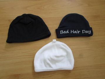 Drie mutsjes maat 44/50 beschikbaar voor biedingen