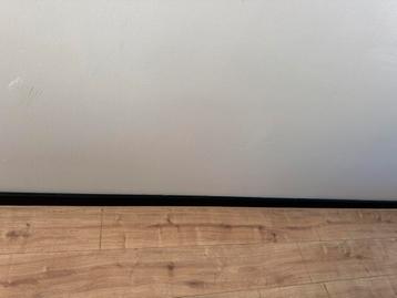 Zwarte hoge plinten  beschikbaar voor biedingen