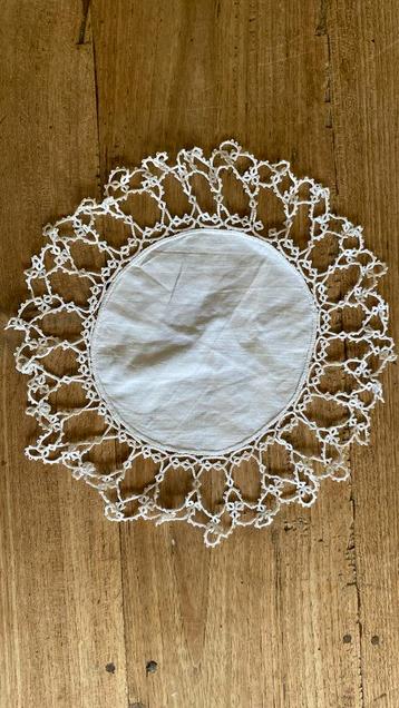 Kleedje met frivolité (175) beschikbaar voor biedingen