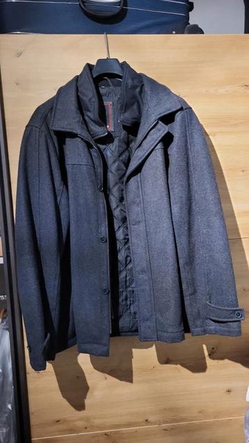 Stijlvolle zwarte herenjas beschikbaar voor biedingen