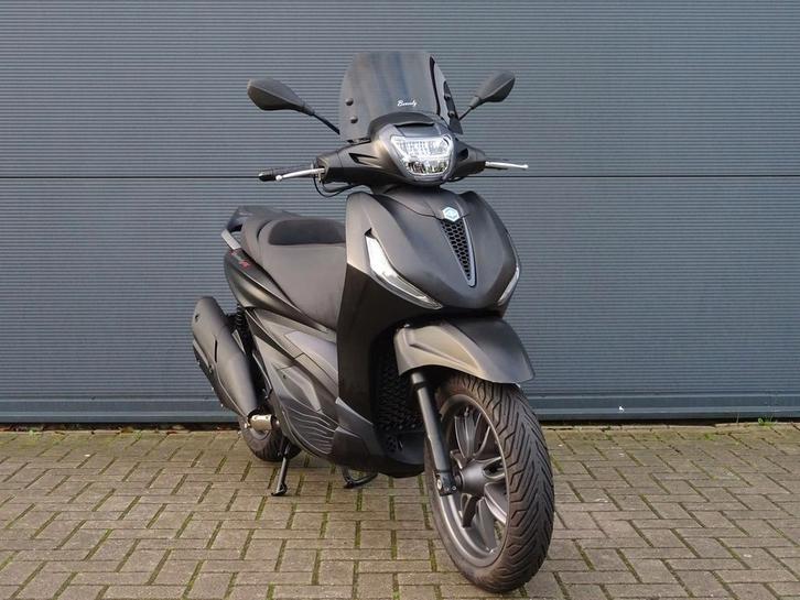 PIAGGIO BEVERLY 400 S HPE mat zwart 2023 Handvatverwarming, Motoren, Motoren | Piaggio, Bedrijf, Scooter, 12 t/m 35 kW, Minimaal motorrijbewijs A1