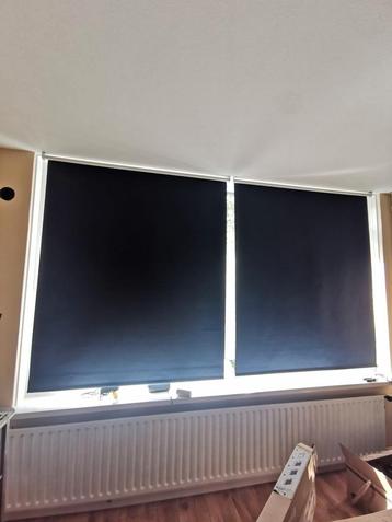 Verduisterende blauwe rolgordijnen  beschikbaar voor biedingen