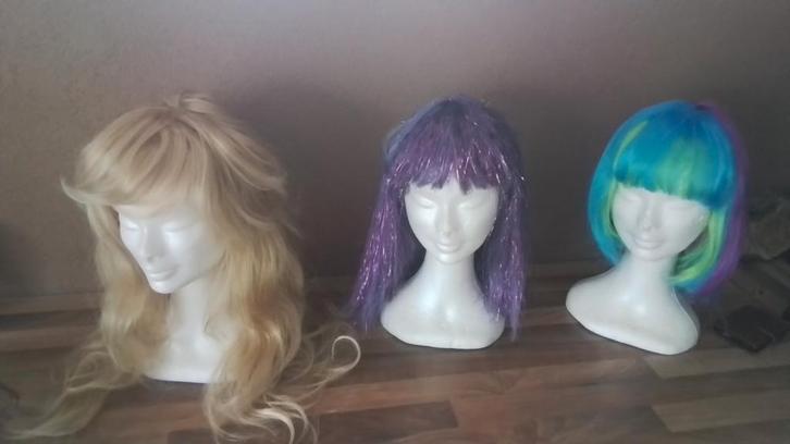 6 pruiken en 3 pruikenkoppen te koop, Kleding | Dames, Carnavalskleding en Feestkleding, Gedragen, Accessoires, Carnaval, Ophalen