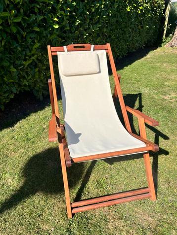 Prachtige houten strandstoel met hoofdsteun beschikbaar voor biedingen