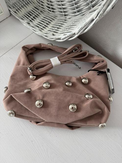 NIEUW > Beige Loavies Handtas met zilveren Studs (14x31 cm), Sieraden, Tassen en Uiterlijk, Tassen | Schoudertassen, Nieuw, Overige merken