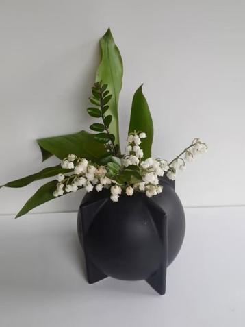 Zwart bolvaasje , Gouda Keramiek beschikbaar voor biedingen