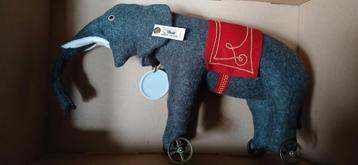 Steiff vilten olifant op wieltjes, club editie 1997/1998 beschikbaar voor biedingen