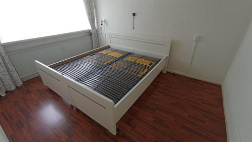 Wit 2p bed, 200*90 met el. lattenbodems. 2 jaar oud., Huis en Inrichting, Slaapkamer | Bedden, Zo goed als nieuw, Tweepersoons