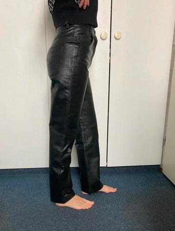 Zwarte leren broek maat s super mooie pasvorm beschikbaar voor biedingen