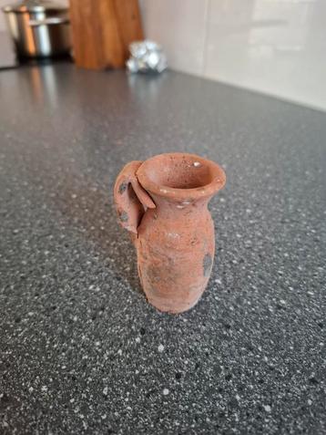 Antiek aardewerk kruikje beschikbaar voor biedingen