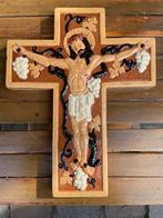 Antiek Kruisbeeld met Jezus en Druivenranken - Handgemaakt U, Antiek en Kunst, Antiek | Religie, Ophalen of Verzenden