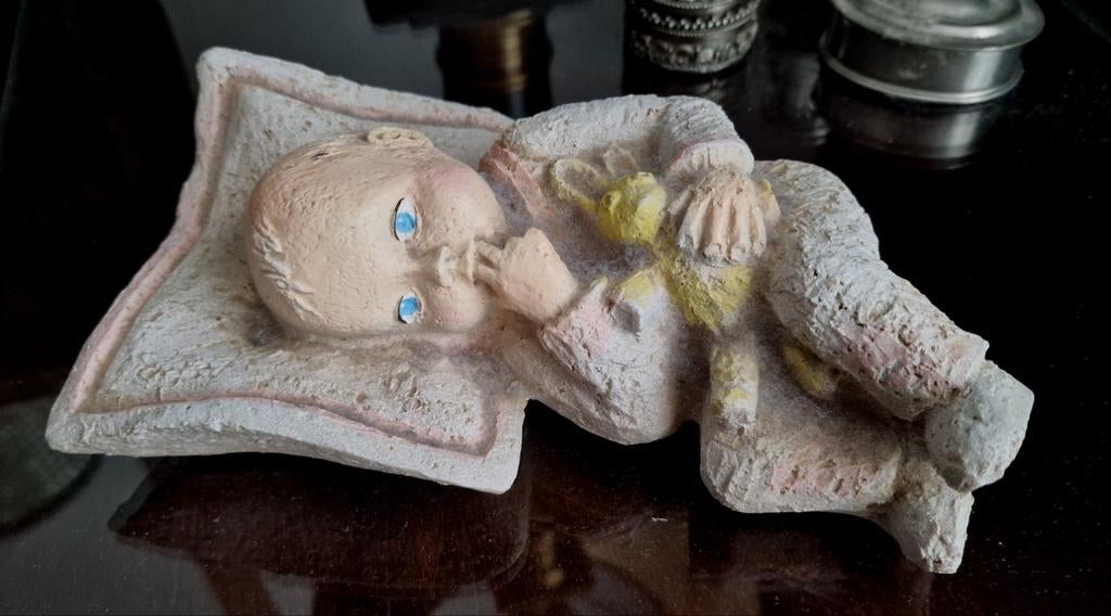 Atelier Gemaakt Stenen Baby beeldje 'Tevreden Baby', Antiek en Kunst, Ophalen of Verzenden