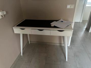 Ikea Bureau - Netjes! beschikbaar voor biedingen