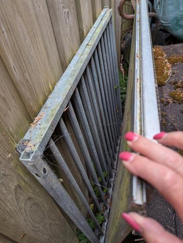 2 delen voor hondenhok beschikbaar voor biedingen