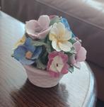 Porseleinen vaasje met bloemen, Ophalen of Verzenden